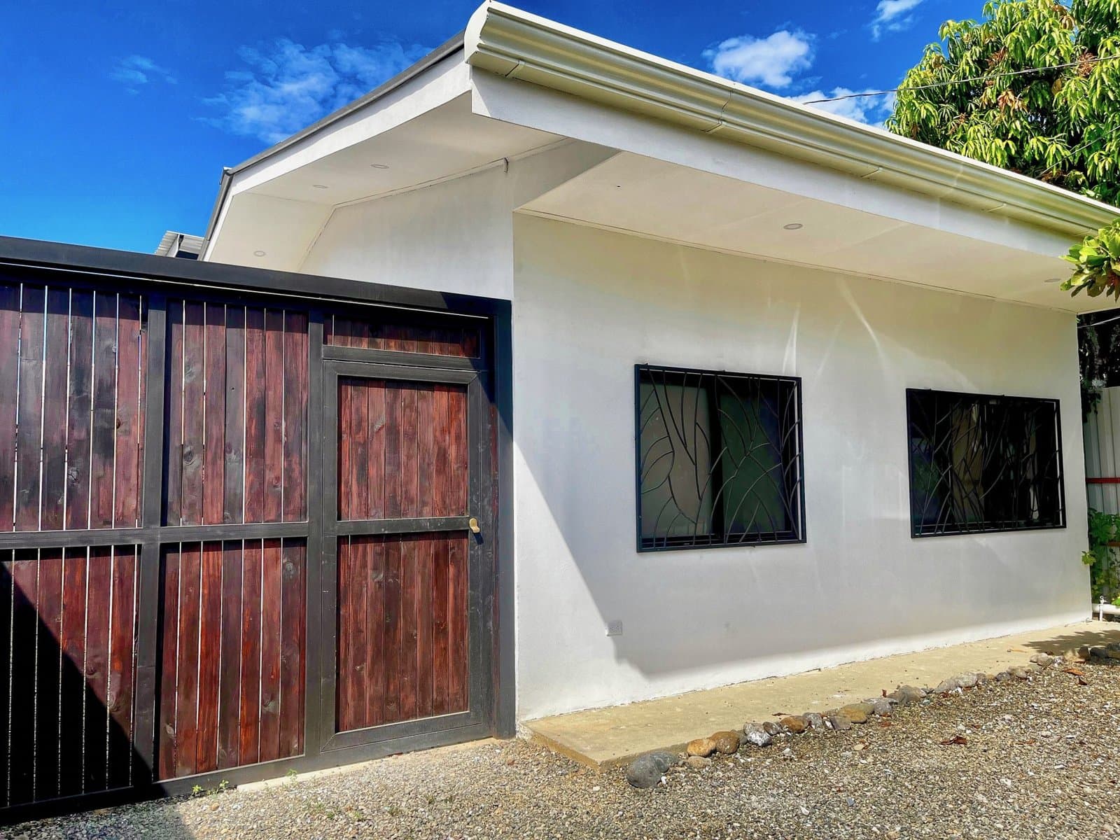 .078 ACRES 2 Bedroom Newly Renovated Home, Plus Another Fixer Upper Home That Can Be Renovated To Make 4 Bedrooms Total! 5min Walk To The Beach! photo 5