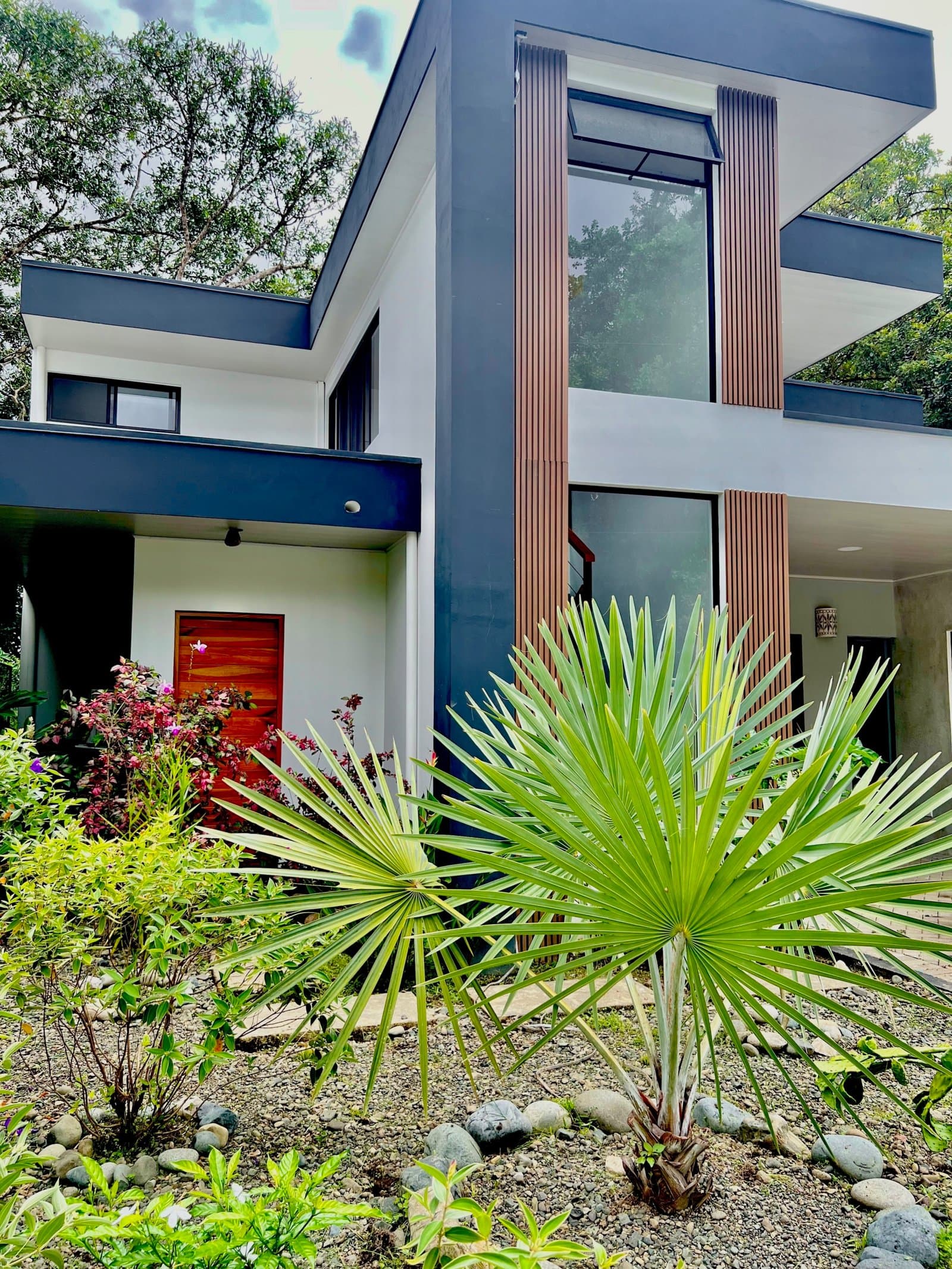 0.17 ACRES 3 Bedrooms, Brand New Luxury Home in Uvita, Minutes From Beaches and Services, Wooded Lot, Year Round Stream, Private And Fully Furnished, Ready to Move! photo 4