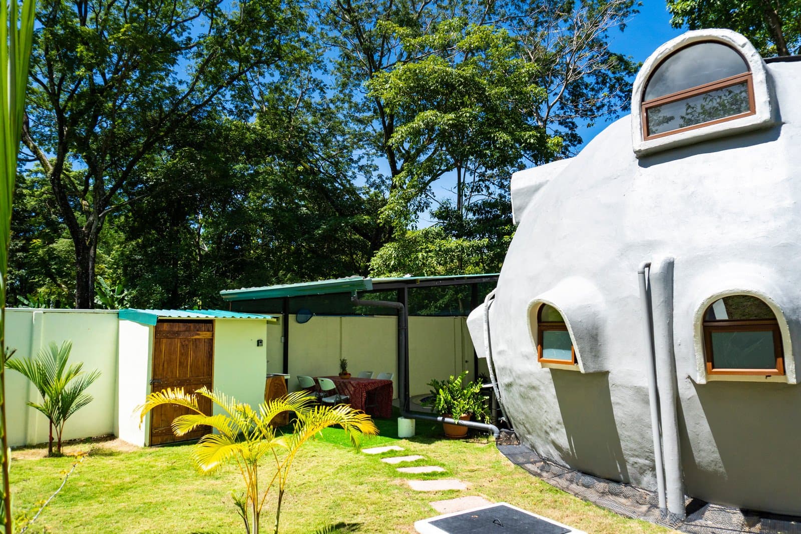 0.07 Acres – Unique 2 Bedroom Dome With Pool Walking Distance To The Beach photo 2