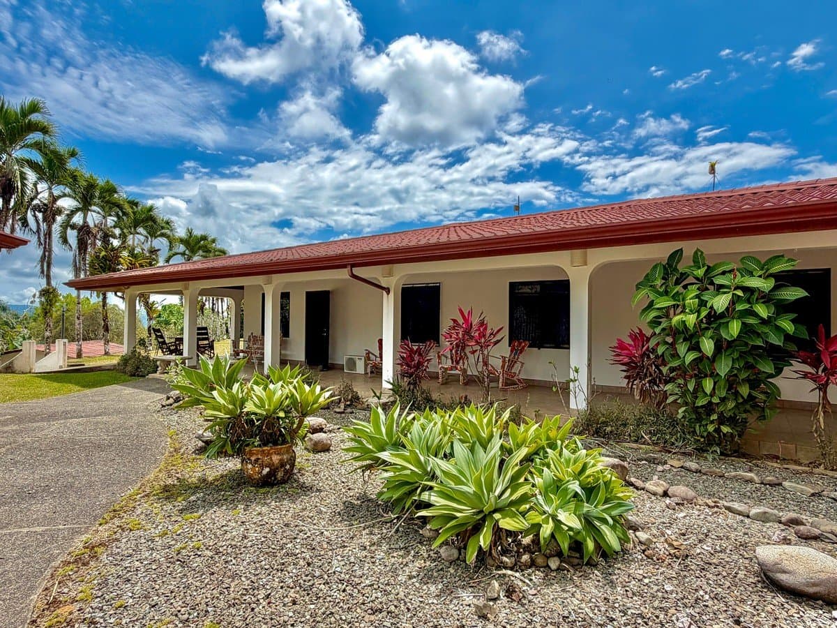 3.64 ACRES 3 Bedroom Home With Expansive Ocean and Mountain Views, 10min to the Beach! photo 1