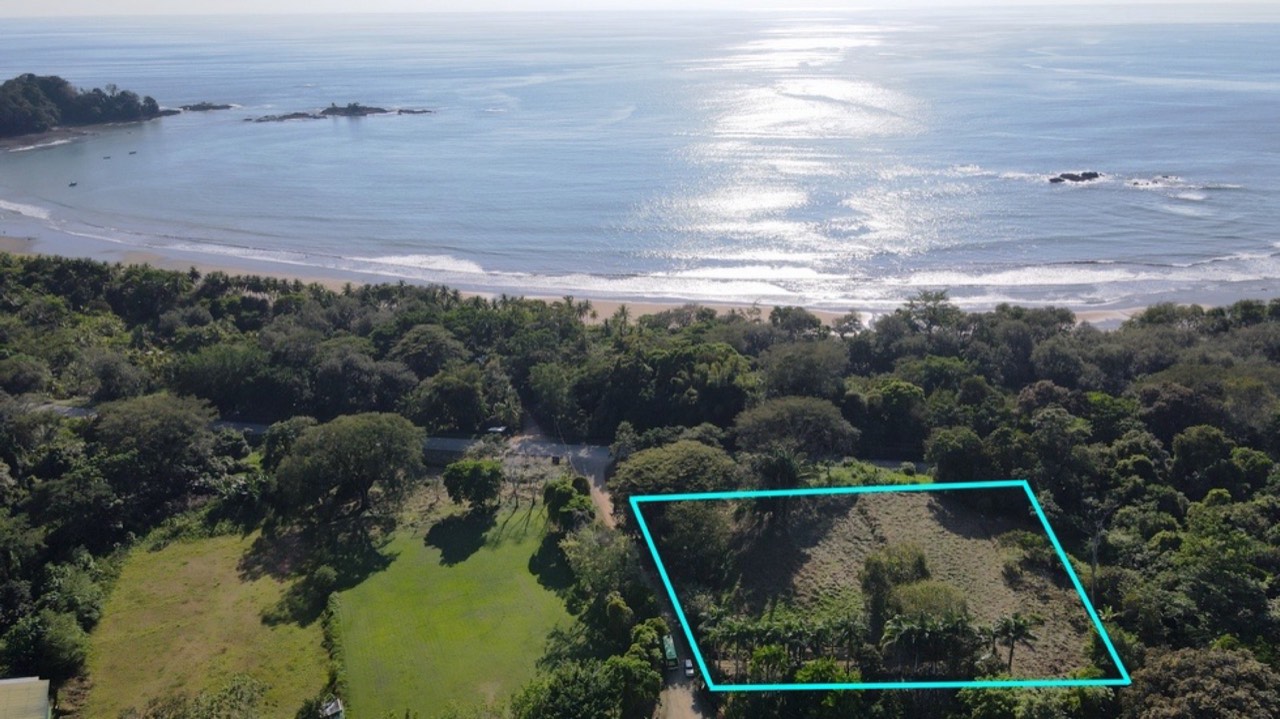 Front Row Mixed Use Property Easy Walk to Dominicalito Beach in Dominical, Puntarenas, Costa Rica